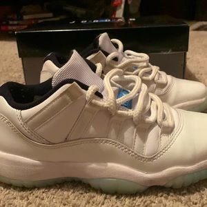 Lightly worn Jordan Carolina 11s with box